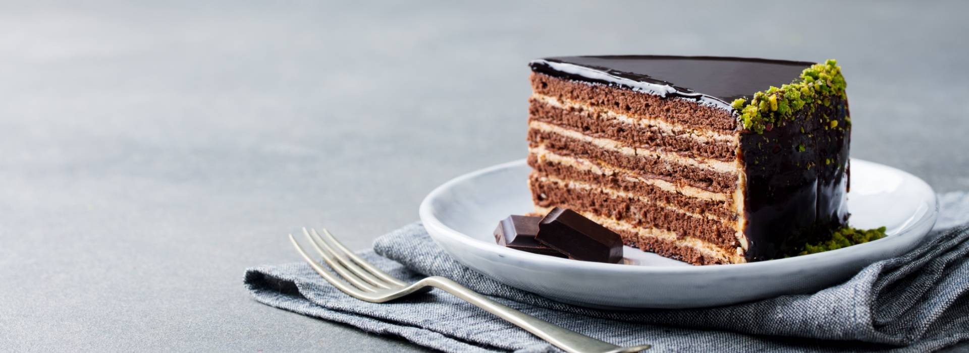 Kawałek tortu na talerzu